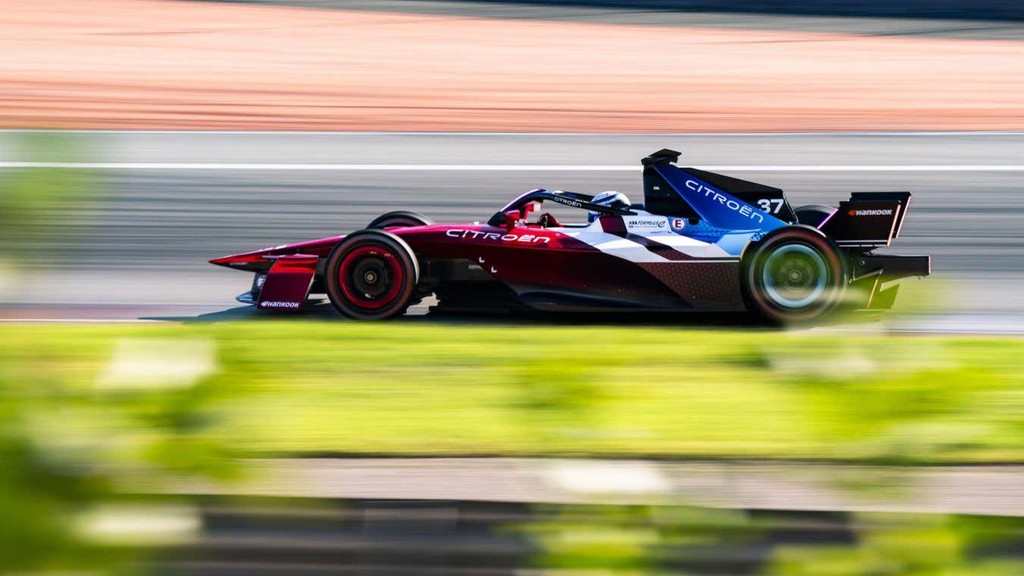 Yerçekimine Meydan Okuyan Mühendislik: Formula 1 Arabaları Neden Bu Kadar Hızlı?