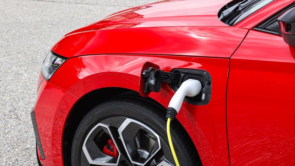 Yeni DS N°7: Hibrit Motoruyla Ekim 2024’te Türkiye Yollarına Çıkıyor